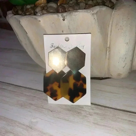 Acrylic resin tortoise brown gold hexagon earrings - Picture 4 of 5